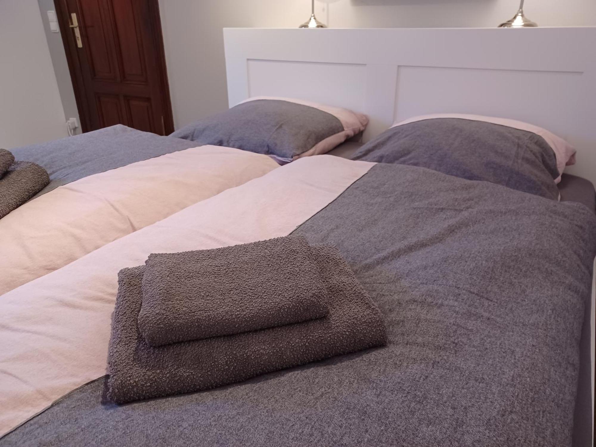 Kleine Galerie Apartment Fuer 3 Mit Kueche Kamin Netflix Parken Und Hofladen Steinhofel Exterior foto